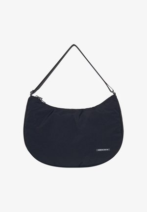 Zwarte stoffen schoudertas met een gebogen vorm, ritsluiting en een smalle strap. Kenmerken een klein logo-label op de voorkant.