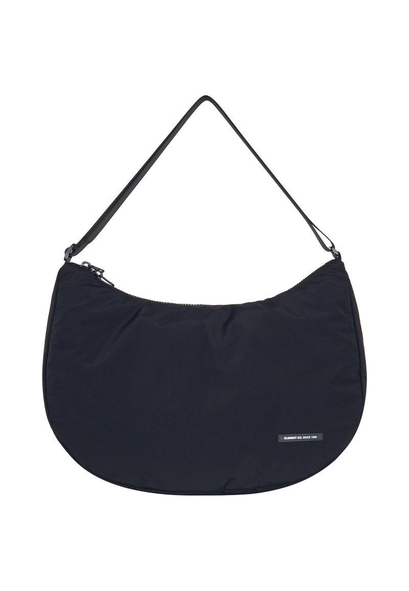 Schwarze Stoff-Schultertasche mit einer geschwungenen Form, Reißverschluss und einem schmalen Tragegurt. Auf der Vorderseite befindet sich ein kleines Logopatch.