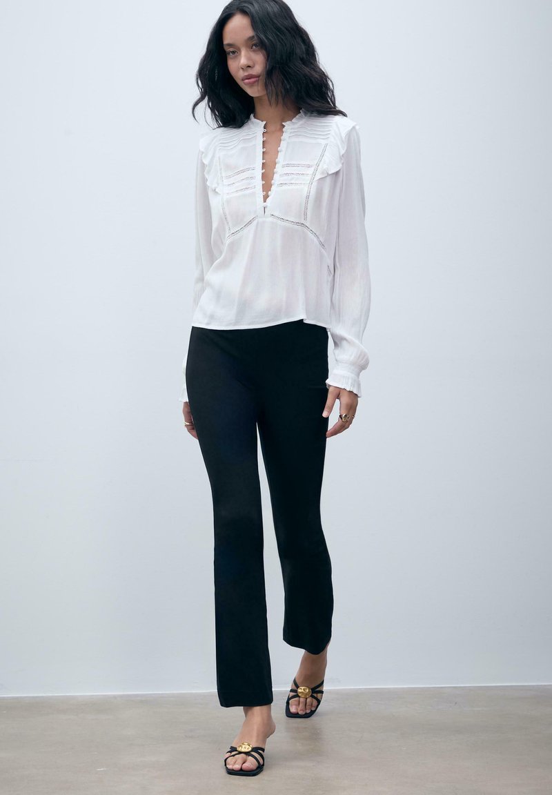 Stradivarius RUFFLED WITH BUTTONS Camicetta white/bianco