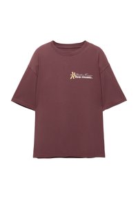 Overdimensioneret maroon T-shirt i blødt stof med rund halsudskæring. Har gyldent grafisk tekst "live music" på venstre bryst.