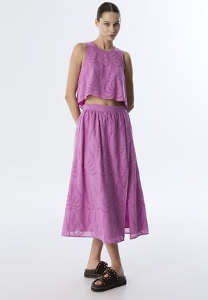 Completo due pezzi viola composto da un top corto con motivi a intaglio e una gonna maxi fluida con vita elasticizzata.