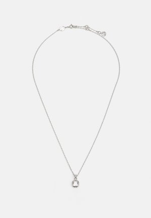 Sudraba kaklarota ar smalku ķēdi un kvadrātveida piekariņu ar caurspīdīgu, facētu akmeni. Regulējams garums ar mazu apaļu aizdari.