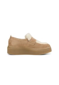 Beige Wildleder Slipper mit einem weichen weißen Obermaterial und einer dicken Gummiplattformsohle mit geripptem Design.