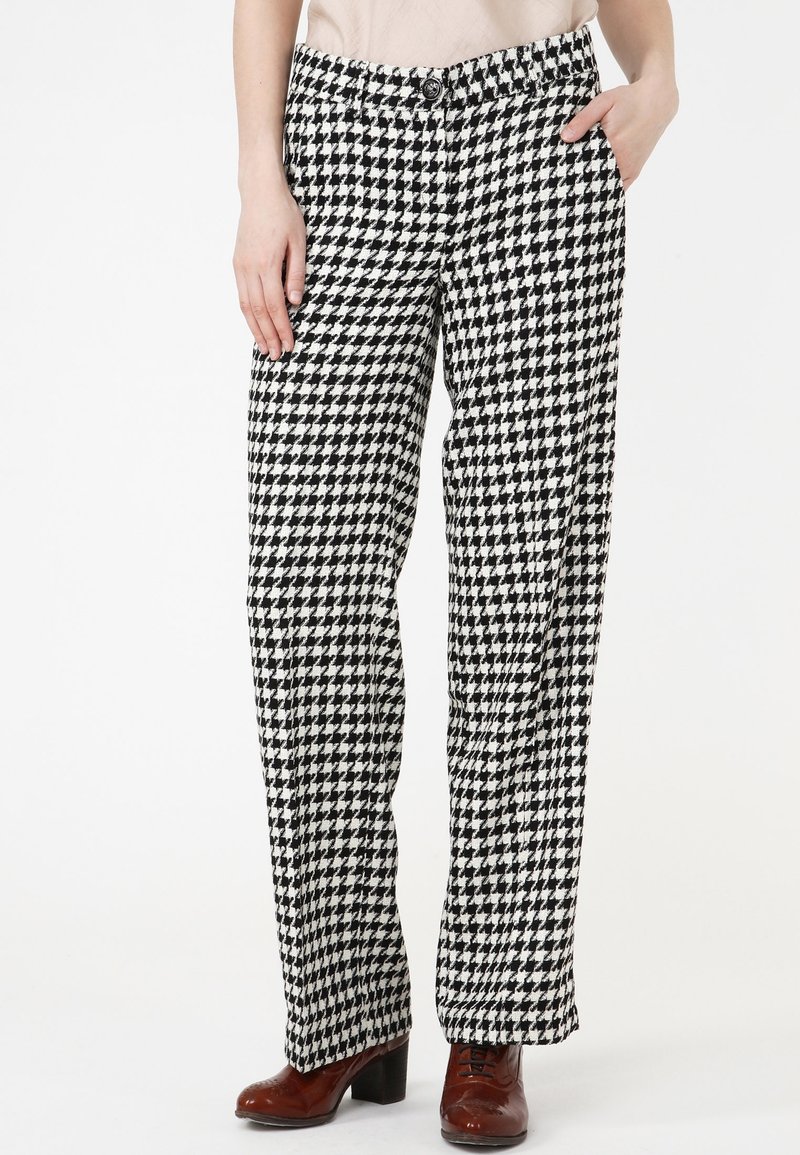 Pantalons à larges jambes en noir et blanc à motif pied-de-poule, dotés d'une fermeture à bouton, d'une taille renforcée et d'une texture de tissu lisse.