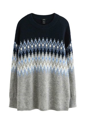 Ulltröja med blå, vit och grå geometrisk mönstring över bröstet och ärmarna, rundad halsringning, samt ribbade muddar och nederkant.
