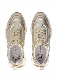 Złote sportowe sneakersy o metalicznym połysku, zaokrąglony czubek, teksturowana cholewka oraz kontrastująca biała podeszwa środkowa i outsole. Sznurówki są w odcieniu beżu.