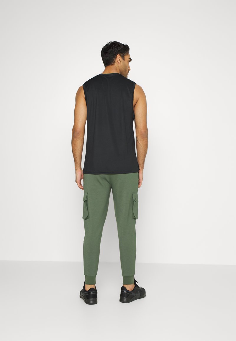 Herren Trainingsanzüge | Lyle & Scott TRACKIES WITH CARGO POCKET Jogginghose cactus green/khaki - CD30401 Herren Trainingsanzüge | Lyle & Scott TRACKIES WITH CARGO POCKET Jogginghose cactus green/khaki - CD30401