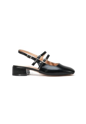 Escarpin slingback à talon bas bloc en cuir verni noir, avec deux brides à boucles réglables sur le cou-de-pied et bout pointu.