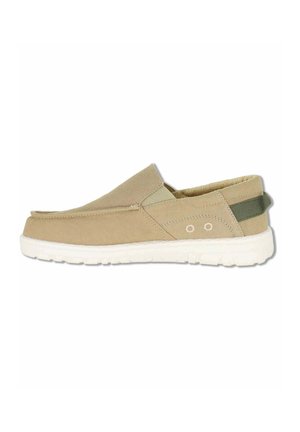 Scarpa casual slip-on in tela beige con suola bianca e linguetta verde sul tallone, vista di lato.