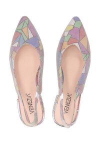 Sandały typu slingback z wydłużonym noskiem, wyróżniające się wielokolorowym geometrycznym wzorem z siateczki, przezroczystymi akcentami i cielistym wnętrzem.