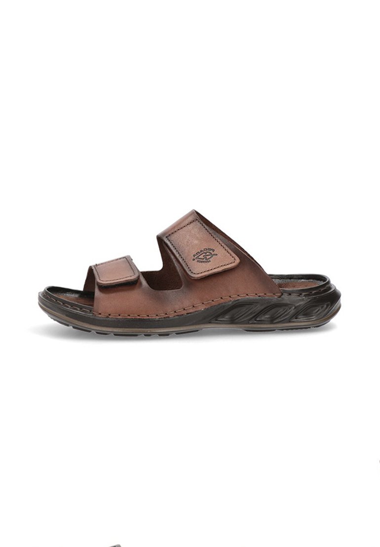 Sandalias de cuero marrón con dos correas ajustables y una suela de goma negra texturizada. Diseño descubierto en la parte delantera con detalles de costura visibles.