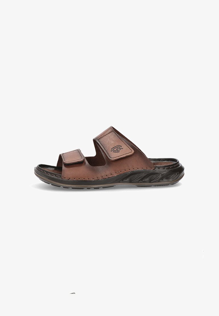 Sandalias de cuero marrón con dos correas ajustables y una suela de goma negra texturizada. Diseño descubierto en la parte delantera con detalles de costura visibles.