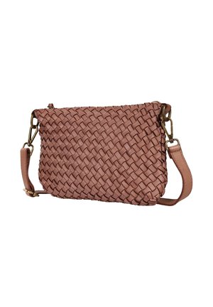Bruine leren crossbodytas met geweven textuur en verstelbare riem bevestigd met goudkleurige metalen gespen.