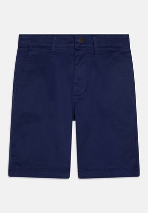 Pantalones cortos azul marino hasta la rodilla con bolsillos laterales, presillas para cinturón y cierre con botón en la cintura sobre un fondo liso.