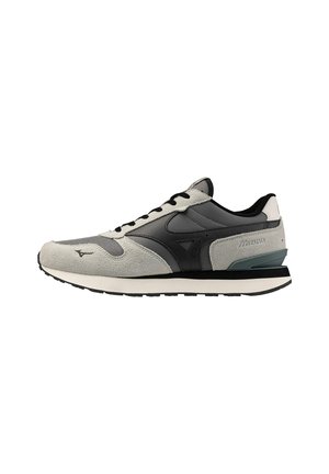 Grauer und schwarzer Sneaker mit niedrigem Schaft, Velours- und Lederpaneelen, schwarzen Schnürsenkeln und markierter Sohle, von der Außenseite gezeigt.