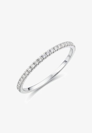 Anello in argento con fascia sottile, caratterizzato da una fila di piccole pietre chiare incastonate in griffe lungo il bordo superiore, finitura della superficie liscia.