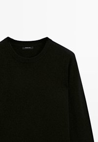 Maglione nero a maglia con scollatura rotonda e maniche lunghe. Presenta una texture morbida e un'etichetta del marchio discreta all'interno del colletto.