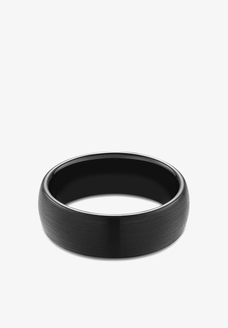 Svart børstet metallring med en glatt, litt buet innside og en teksturert utside. Jevn bredde hele veien, minimalistisk design.