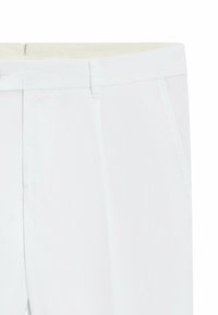 Vita byxor med en jämn textur; har en slät front, bältesömmar och sidofickor. Skuren i skräddarsydd stil med smal passform.