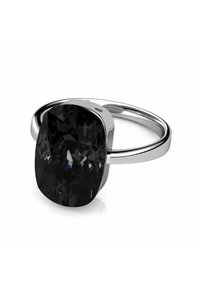 Schwarzer Edelsteinring mit einem großen, kissenförmig geschliffenen Stein, der in einem polierten Silberband gefasst ist. Glatte Textur mit einem eleganten, modernen Design.