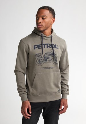 Olijfgroene hoodie met trekkingkoord, voorzien van een voorkuip en een graphic van een motorfiets met de tekst "PETROL". Gemaakt van zachte stof.