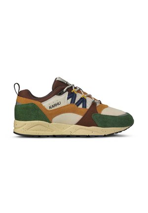 Zapatilla Karhu multicolor con ante verde, superposiciones marrón y beige, malla crema, detalles azules y suela moteada de color blanco hueso, vista lateral.