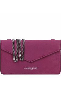 Magenta skórzany portfel o fakturowanym wykończeniu; posiada srebrny łańcuszek i ukośną klapkę do zamykania. Oznaczenie "LANCASTER PARIS" w kolorze srebrnym.