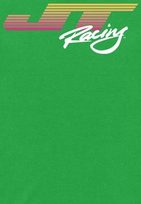 Grünes T-Shirt mit einem markanten, stilisierten "JT Racing"-Logo in Weiß und bunten horizontalen Streifen in Pink und Gelb an der Oberseite.