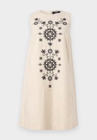 Vestido sin mangas color beige hecho de algodón, con intrincados bordados florales en negro y coral centrados verticalmente, y con slit en los laterales del dobladillo.