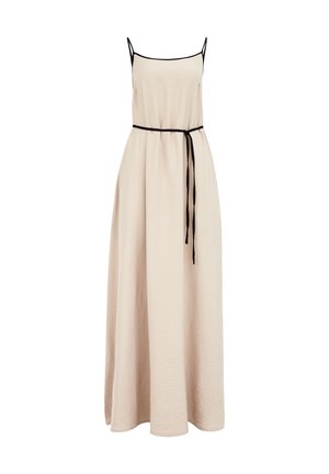 Maxi dress beige con un tessuto texturizzato, sottili spalline nere e una cintura nera per una vestibilità regolabile. Presenta una silhouette rilassata.