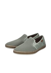 Scarpe slip-on con tomaia in rete perforata di un verde chiaro e dettagli in suede a contrasto. Presentano una suola testurizzata e rifiniture cucite.