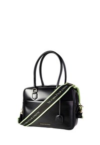 Sort faux læder håndtaske med dobbelte hændtag, en aftagelig grøn rem og guldfarvet hardware; har en glat tekstur og rektangulær form.