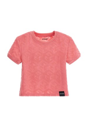 Lyserød t-shirt med korte ærmer og struktureret stof med geometrisk mønster, ribbet krave og manchetter samt en lille sort Guess-logoetiket ved kanten.