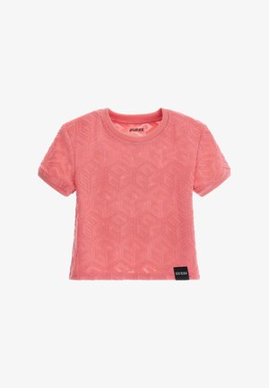 Lyserød t-shirt med korte ærmer og struktureret stof med geometrisk mønster, ribbet krave og manchetter samt en lille sort Guess-logoetiket ved kanten.
