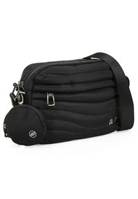 Bolso de hombro acolchado negro con textura suave, que cuenta con un compartimento principal con cierre de cremallera, herrajes de plata y un estuche redondo desmontable.