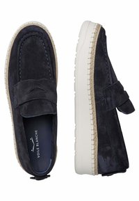Granatowe zamszowe buty slip-on z szerokim paskiem i białą gumową podeszwą. Oferują kontrastowe przeszycia oraz teksturowaną, wyściełaną wkładkę.