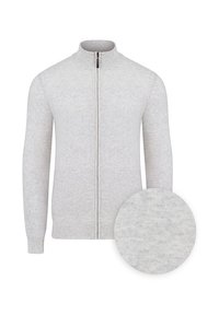 Jasnoszary sweter zapinany na zamek z wysokim kołnierzem, długimi rękawami, prążkowanymi ściągaczami przy mankietach i na dole. Zbliżenie pokazuje teksturowany wzór tkaniny.