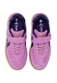 Różowe trampki sportowe z zamszową cholewką, z granatowymi akcentami, paskiem na rzep oraz gumową podeszwą w kolorze naturalnej gumy. Teksturowana siateczka dla lepszej oddychalności.