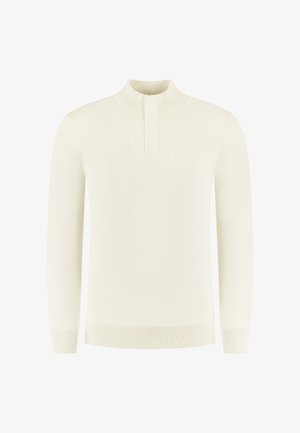 Crème-kleurige gebreide trui met een hoge kraag en geribbelde manchetten. Heeft een half-knopdetail bij de hals en een zachte textuur.