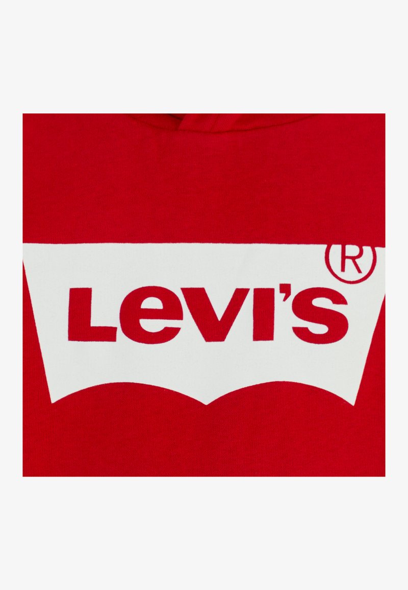 Czerwona bawełniana bluza z kapturem z dużym białym logo Levi's w zakrzywionym designie z symbolem towarowym, na środkowej części przodu, o gładkiej fakturze.