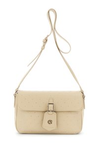Borsa a spalla in pelle beige con piccoli chiodi dorati, tracolla regolabile, dettaglio della fibbia anteriore e etichetta con logo su sfondo bianco.
