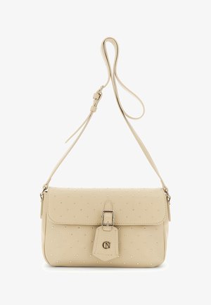 Vaaleanbeige nahkainen olkalaukku, jossa on pieniä kultaisia niittejä, säädettävä hihna, etuosan solk yksityiskohta ja logotägi valkoisella taustalla.