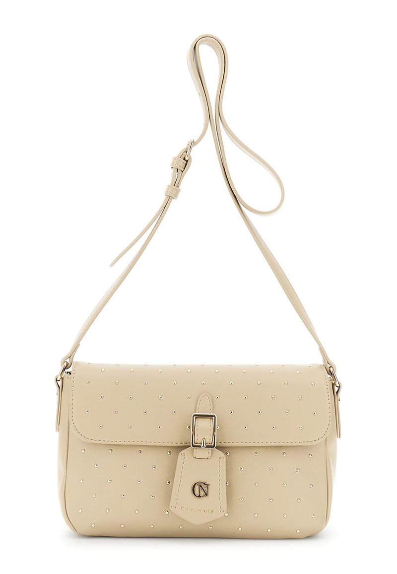 Borsa a spalla in pelle beige con piccoli chiodi dorati, tracolla regolabile, dettaglio della fibbia anteriore e etichetta con logo su sfondo bianco.