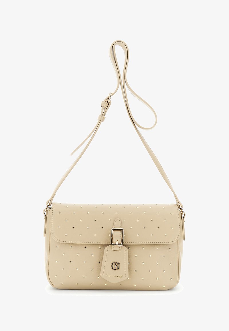 Beige Leder-Handtasche mit kleinen goldenen Nieten, verstellbarem Tragegurt, vorderem Schnallendetail und einem Logo-Tag auf weißem Hintergrund.