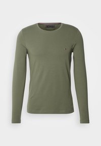 Zielony T-shirt z długim rękawem wykonany z miękkiej bawełny, z okrągłym dekoltem i małym haftowanym logo na piersi.
