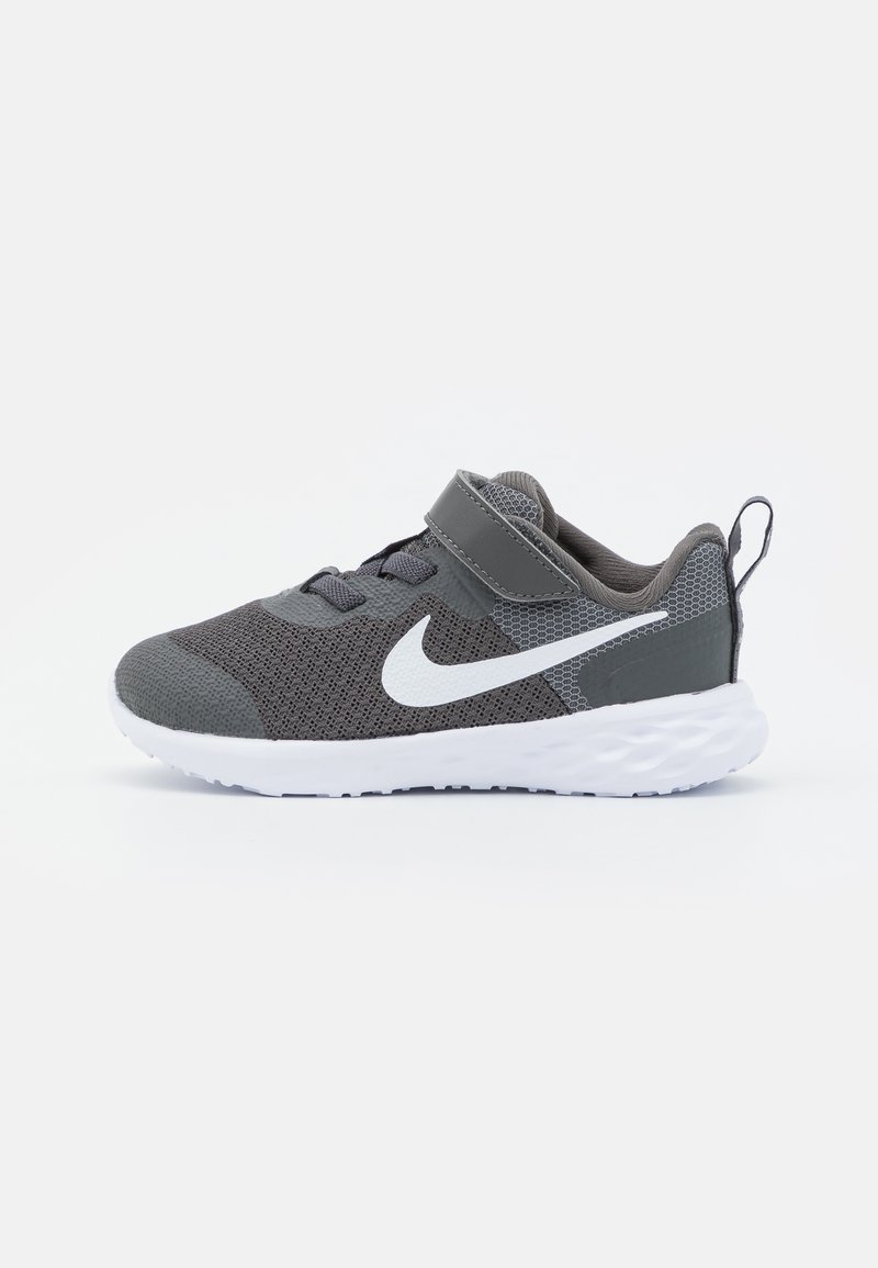 Nike Performance NIKE REVOLUTION 6 (TDV) - Sapatos para corrida em estrada - iron grey/white/smoke grey