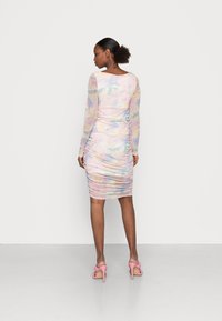 Monki Vestido direito - pink dusty light/tiedye