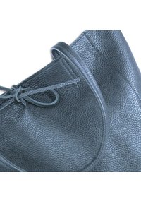 Donkergrijze leren handtas met een gestructureerde afwerking, met een ronde vorm, trekkoordsluiting en gladde accenten langs de randen.