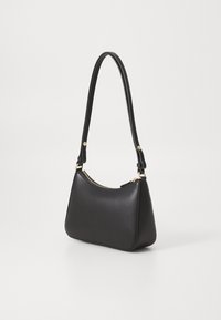 Sac à épaule en cuir noir avec une forme courbée, matériel doré et fermeture éclair. Présente une texture lisse et une sangle réglable.