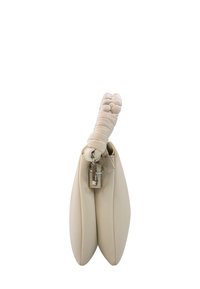 Borsa a mano in pelle beige con manico intrecciato e chiusura a morsetto. Ha una forma arrotondata e strutturata con una texture liscia.